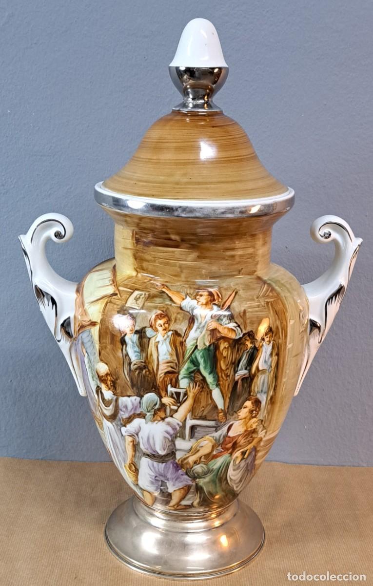 Antig&uuml;edades: Gran Jarr&oacute;n de porcelana con pie de plata y remates plateados