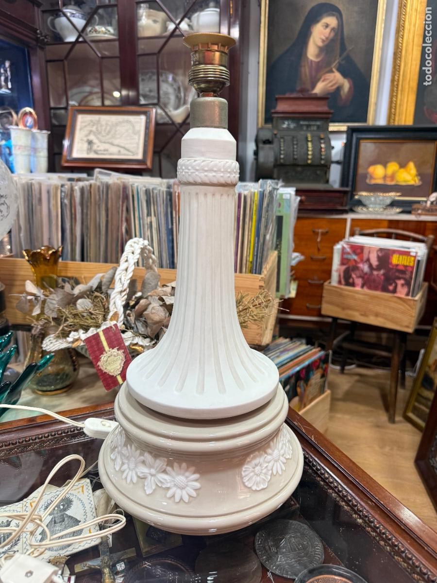 Antiques: PRECIOSA LAMPARA SOBRE MESA DE PORCELANA LLADRO - MEDIDA 46 CM