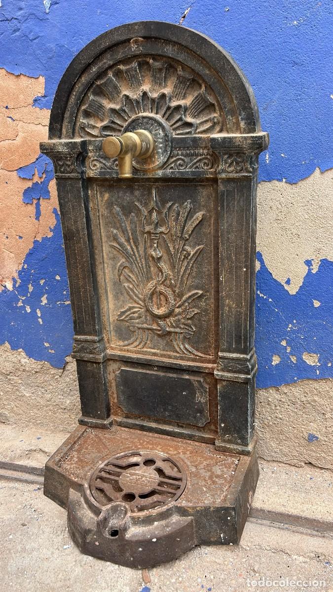 Antig&uuml;edades: FUENTE DE JARDIN ANTIGUA DE PARED DE HIERRO FUNDIDO DE 83 CMS. DE ALTURA X 39 CMS. ANCHO