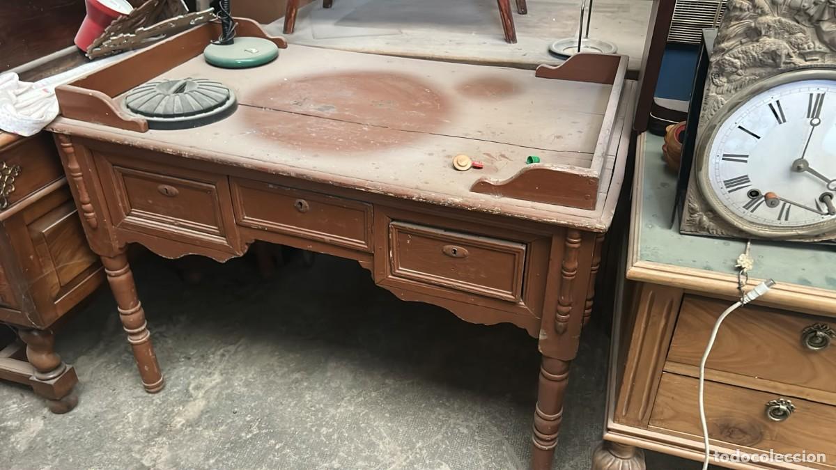 Antig&uuml;edades: MESA ANTIGUA DE ESCRITORIO DE 76 CMS. DE ALTURA Y TABLERO DE 110 X 64 CMS.