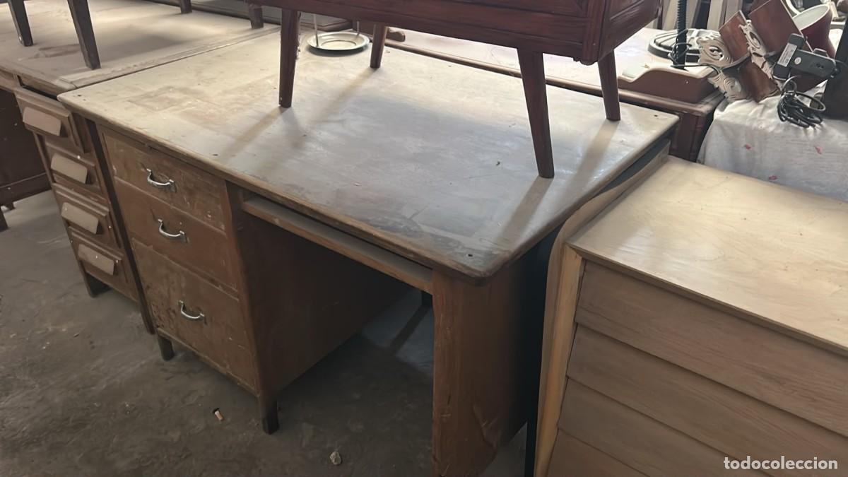 Antig&uuml;edades: MESA ANTIGUA DE ESCRITORIO CON CAJONERA DE 77 CMS. DE ALTURA Y TABLERO DE 116 X 76 CMS.