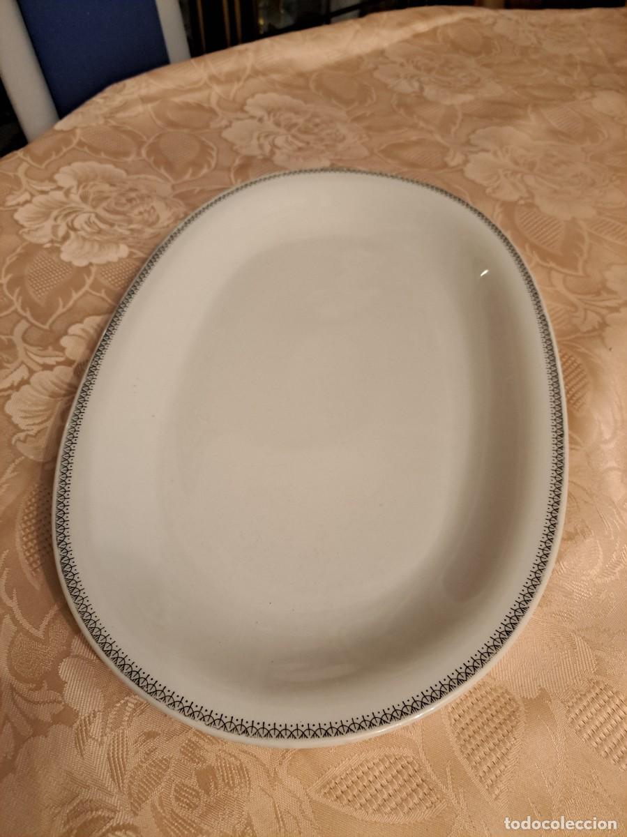Antig&uuml;edades: Elegante bandeja de porcelana Royal Ivory, con decoraci&oacute;n en el borde.