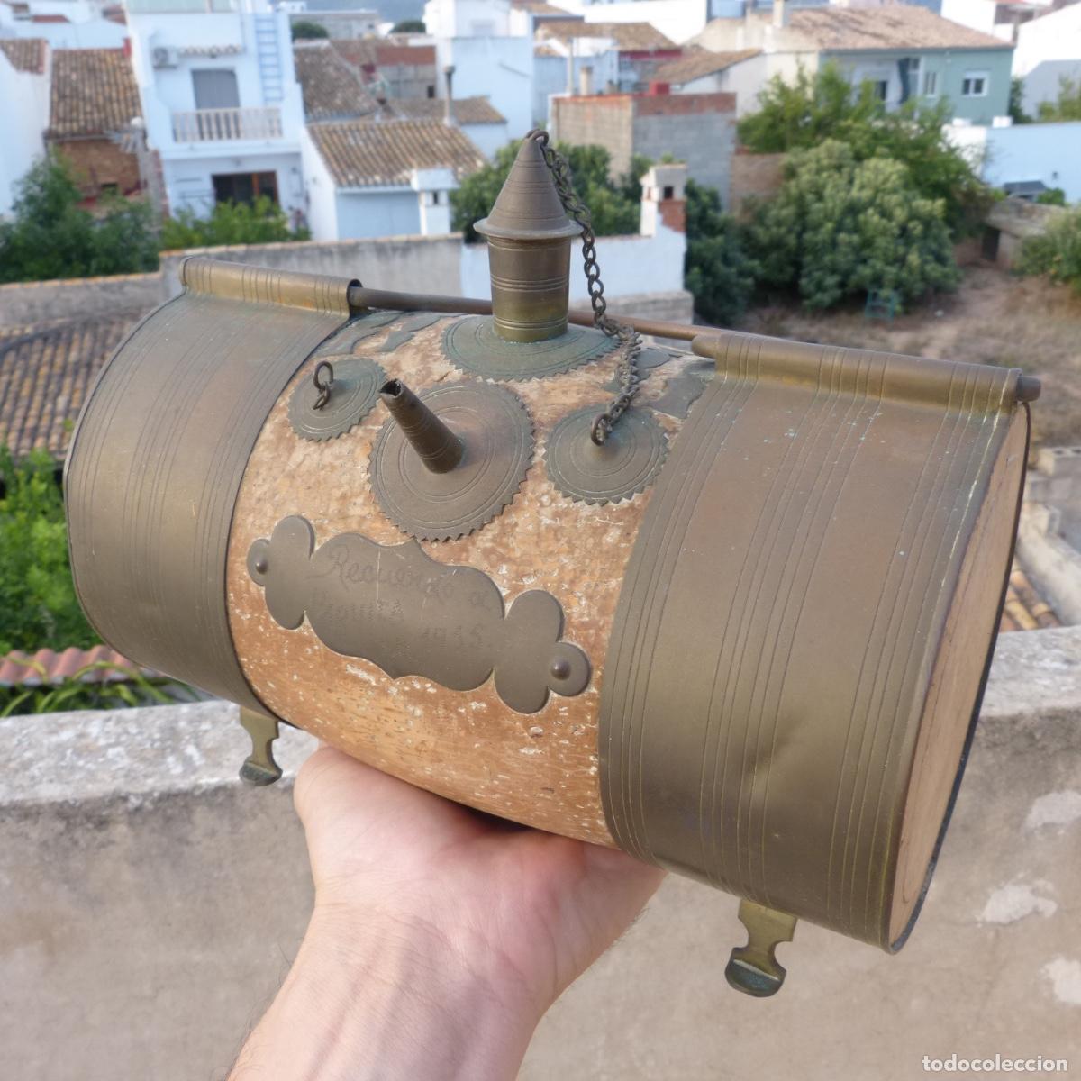Antig&uuml;edades: Antiguo botijo de sagunto, recuerdo a Paquita en 1915. 1100gr. 24x15cm aprox.