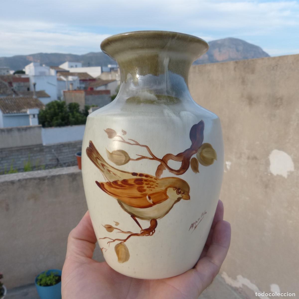 Antig&uuml;edades: Jarron de ceramica de autor firmado, 631gr, 18cm.