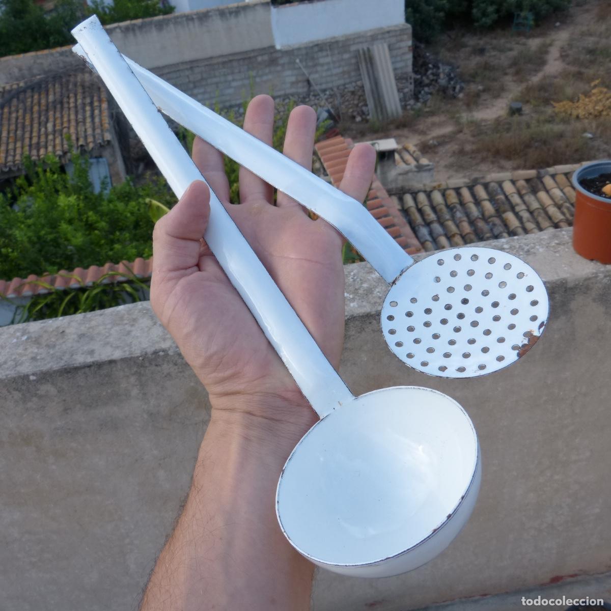 Antig&uuml;edades: Antiguo par de utensilios de cocina en metal esmaltado, cucharon y espumadera, 264gr, 38cm.