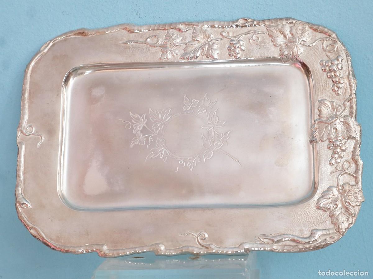 Antig&uuml;edades: Bandeja de car&aacute;cter religioso elaborada en plata. Punzones identificativos. Mide 24 x 17 cm. Pps. XX