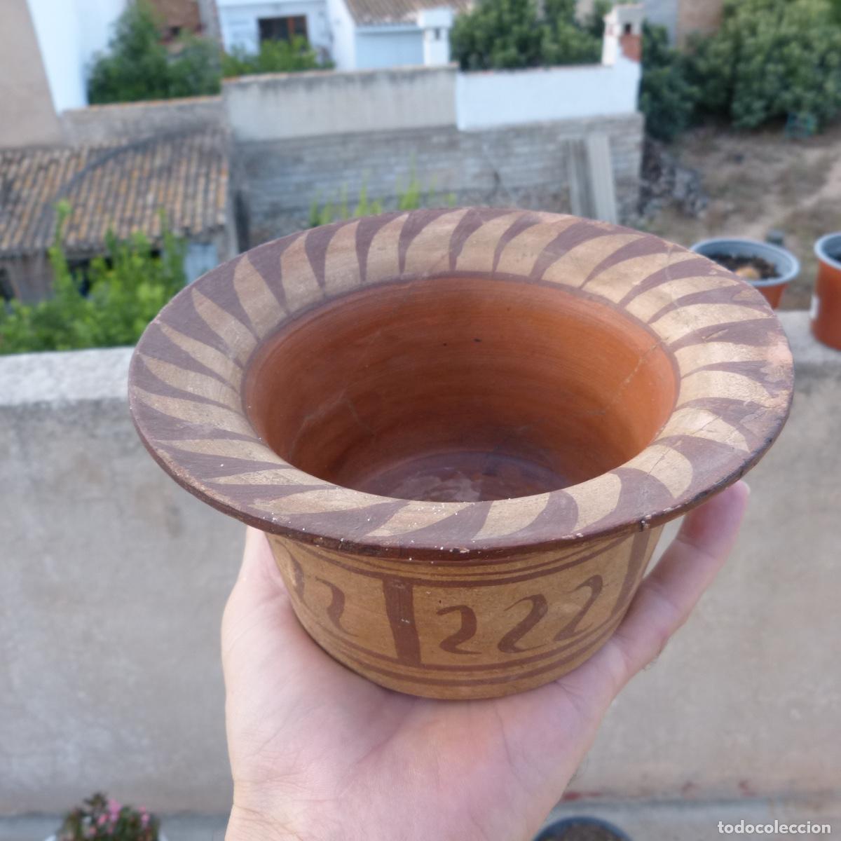 Antig&uuml;edades: Imitaci&oacute;n en ceramica de un vaso iberico decorado, 554gr, 8,5x16cm.