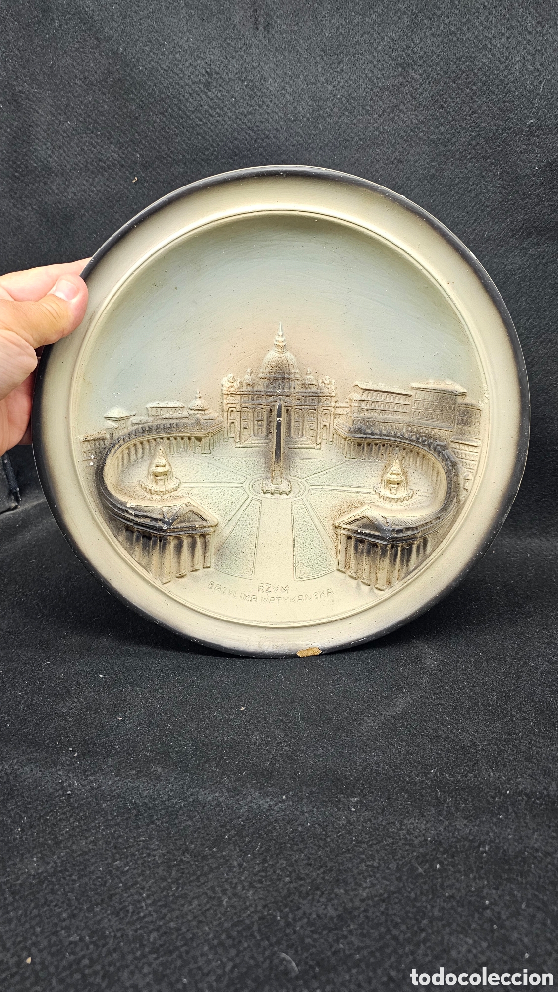 Antig&uuml;edades: Antiguo plato decorativo de pared en relieve que representa la Plaza y la Bas&iacute;lica de San Pedro