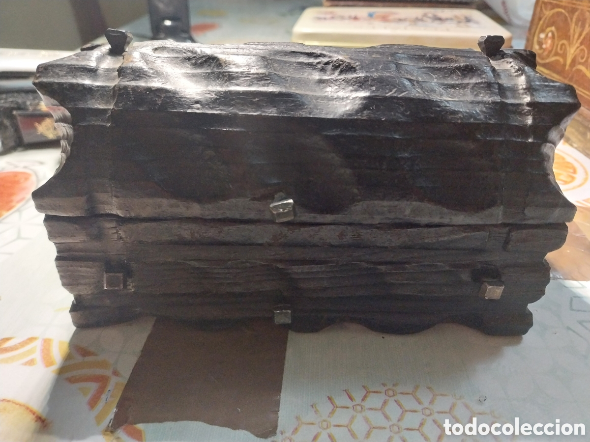 Antig&uuml;edades: Peque&ntilde;o cofre o ba&uacute;l joyero artesanal