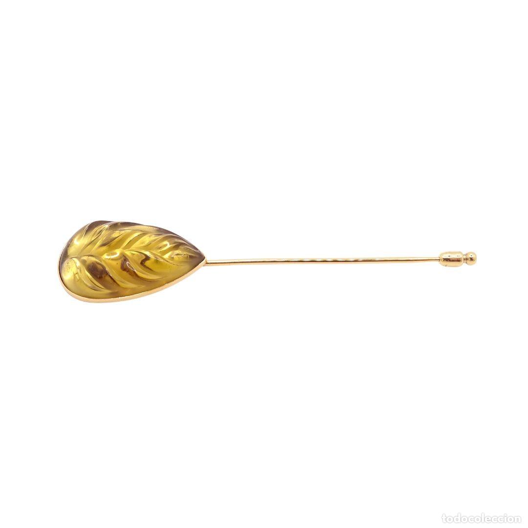 Antig&uuml;edades: Alfiler &ldquo;Hoja Heliconia&rdquo;, Lalique France, vidrio y plaqu&eacute; oro, 90&rsquo;s - Francia