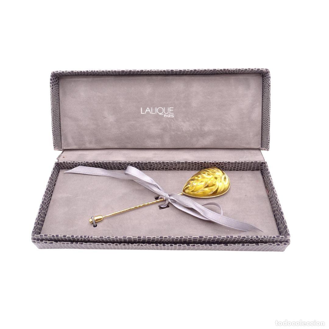 Antig&uuml;edades: Alfiler &ldquo;Hoja Heliconia&rdquo;, Lalique France, vidrio y plaqu&eacute; oro, 90&rsquo;s - Francia