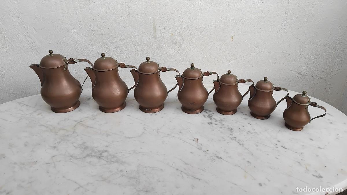 Antig&uuml;edades: serie de 7 cafeteras de cobre