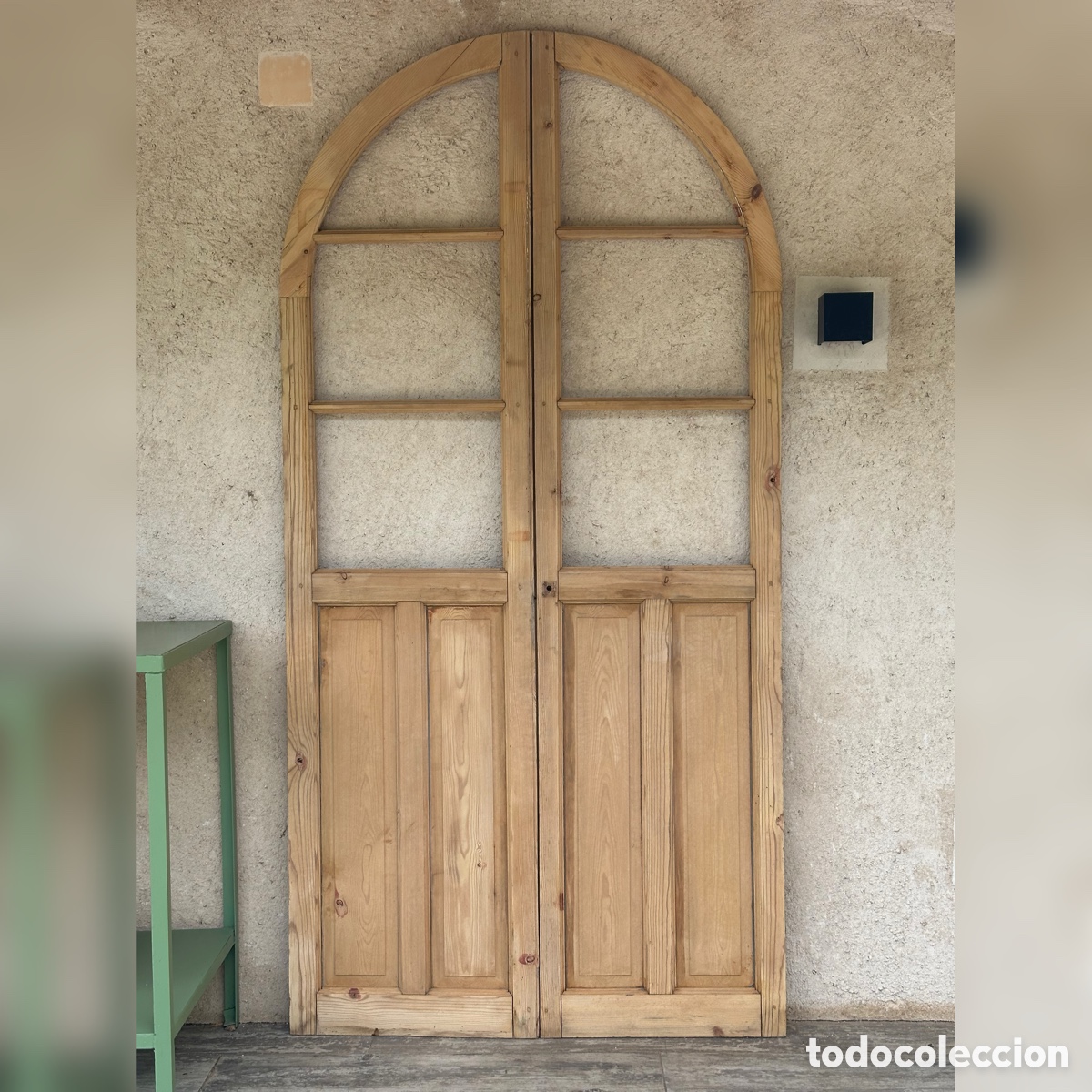Antig&uuml;edades: Puerta antigua en arco con cristal, madera de pino con cuarterones.