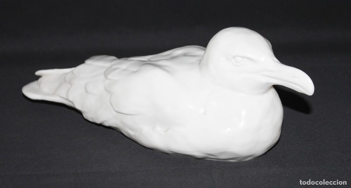 Antig&uuml;edades: Figura de ave en porcelana blanca Schwarzburger Werkst&auml;tten. Alemania. Siglo XX