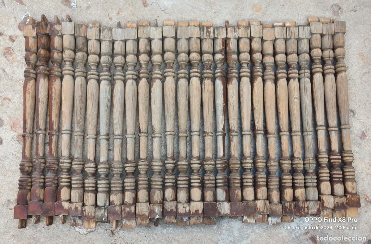 Antig&uuml;edades: BALAUSTRES DE MADERA LOTE 26 UDS. A MEDIO DECAPAR 75 CMS. ALTO + LENG&Uuml;ETAS Y 5 X 5 CMS. SECCION
