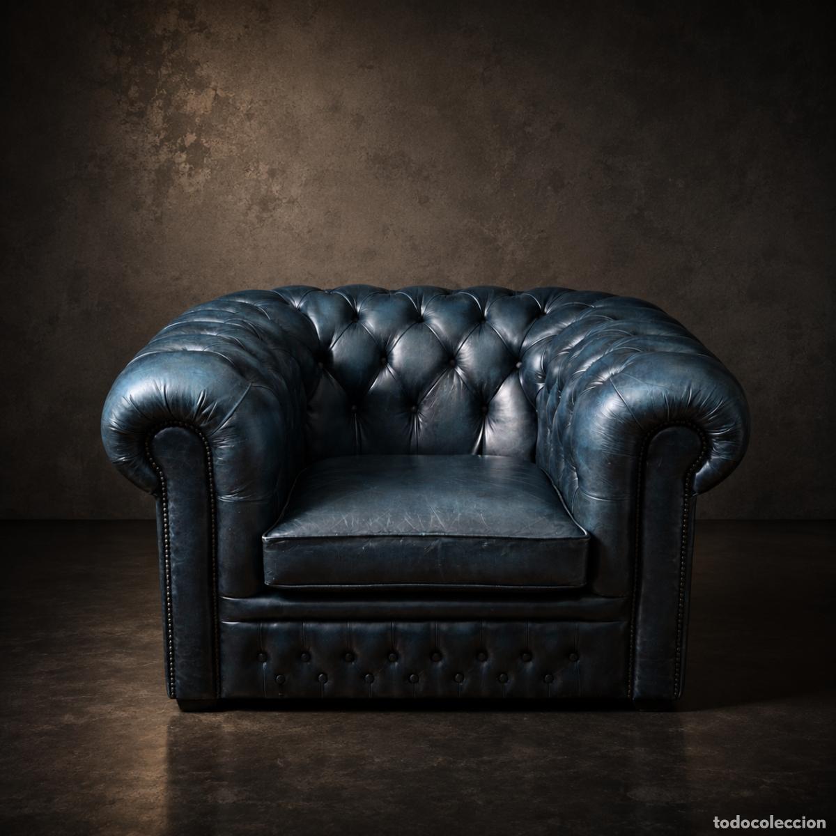 Oggetti Antichi: Sill&oacute;n Chesterfield Club en piel azul profunda &ndash; pieza de car&aacute;cter con p&aacute;tina natural