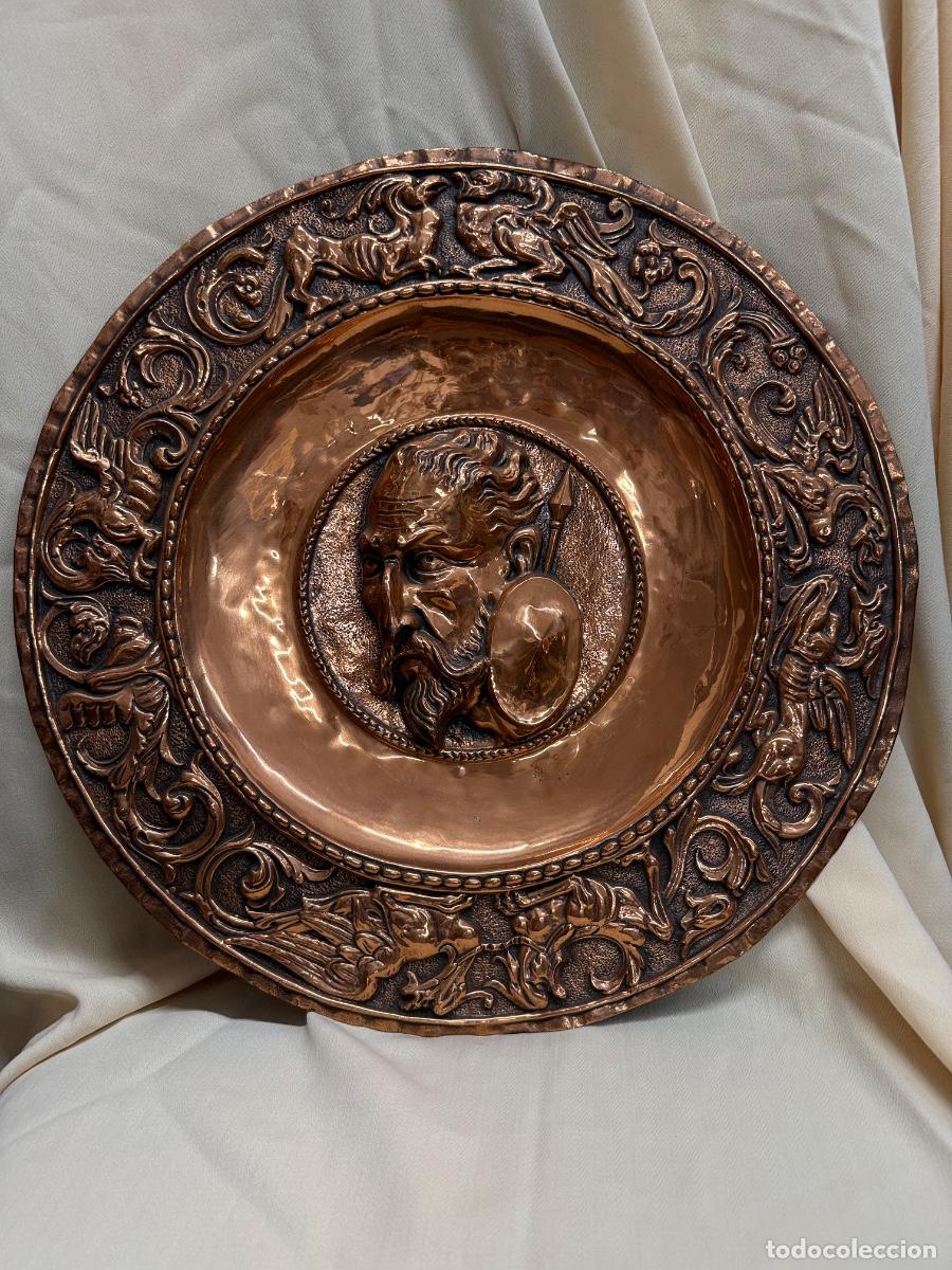 Antig&uuml;edades: Antiguo plato de cobre repujado. Gran tama&ntilde;o. Don Quijote de la Mancha. 40cms