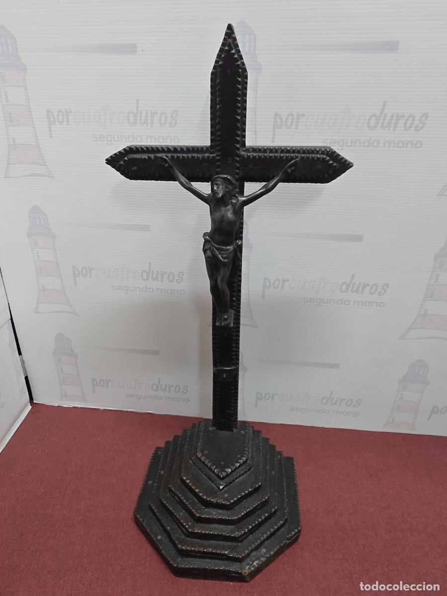 Antig&uuml;edades: Antiguo Crucifijo tallado estilo Tramp Art cristo en metal