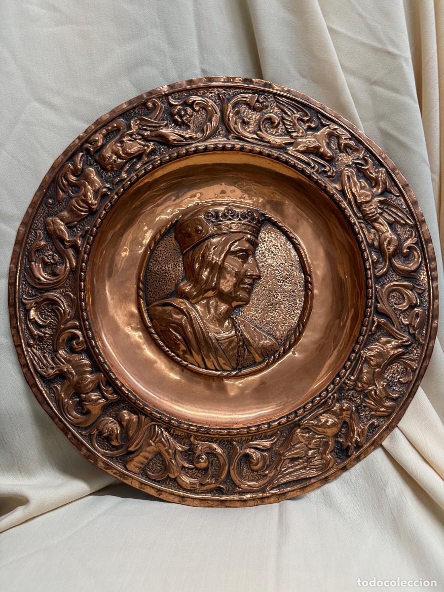 Antig&uuml;edades: Antiguo plato de cobre repujado. Gran tama&ntilde;o. Rey Fernando. 40 cms