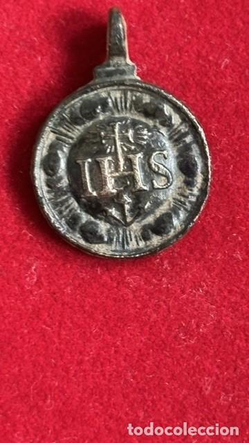Antig&uuml;edades: Medalla, Monograma IHS, R/ A y M ave Maria, 1,9 cm diametro, 2,76 grs del XVIII