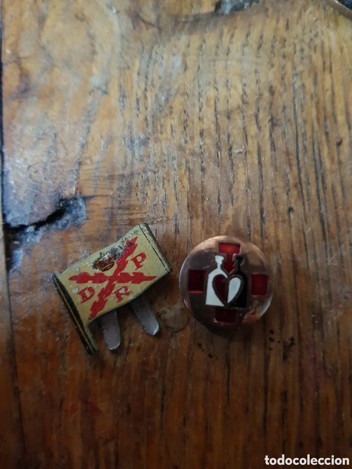 Antig&uuml;edades: LOTE DE 2 ANTIGUAS INSIGNIAS