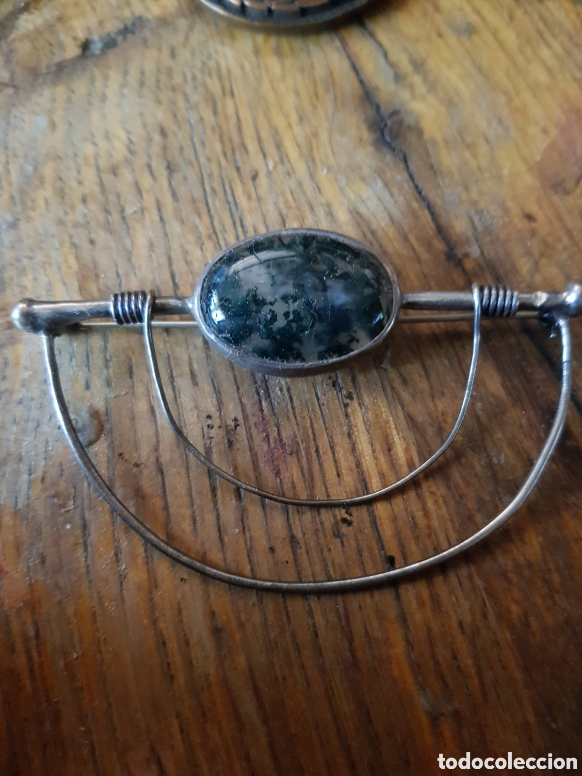 Antig&uuml;edades: ANTIGUO ALFILER DE PLATA Y AMBAR