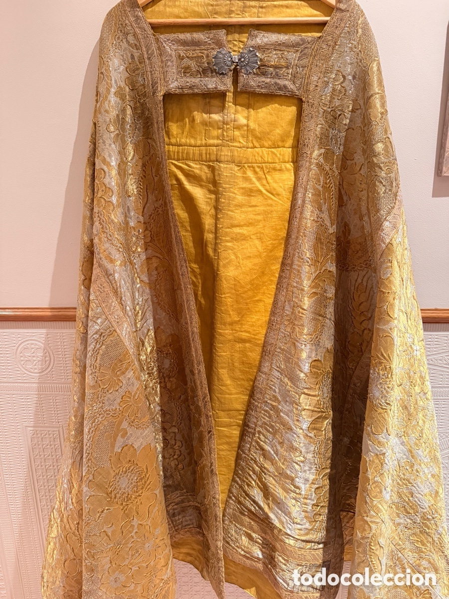 Antig&uuml;edades: Dalm&aacute;tica sacerdote de espol&iacute;n dorado