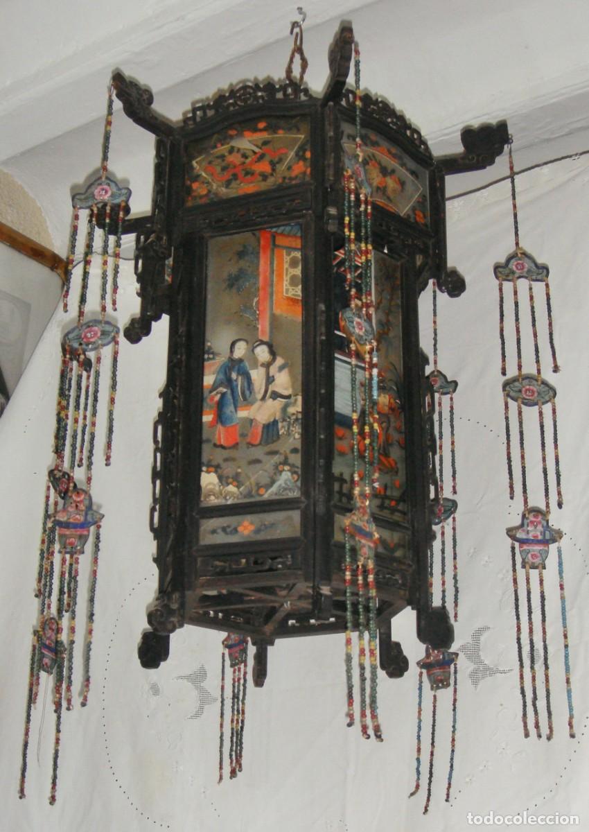 Antig&uuml;edades: Gran Farol Chino &middot; Madera Tallada y Cristales Pintados a Mano &middot; Colgantes Esmaltados &middot; ca. 1880&ndash;1920