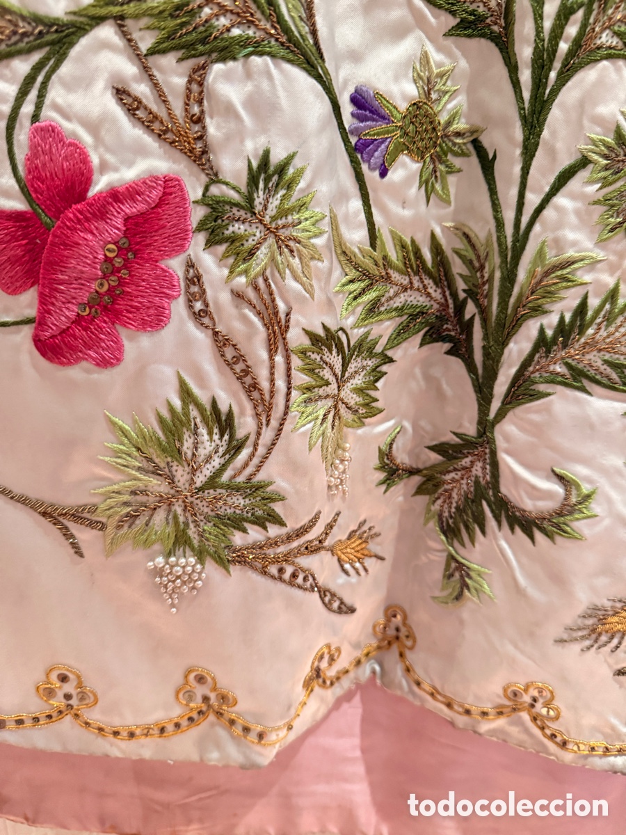 Antig&uuml;edades: Casulla bordada en colores sobre tis&uacute; beige