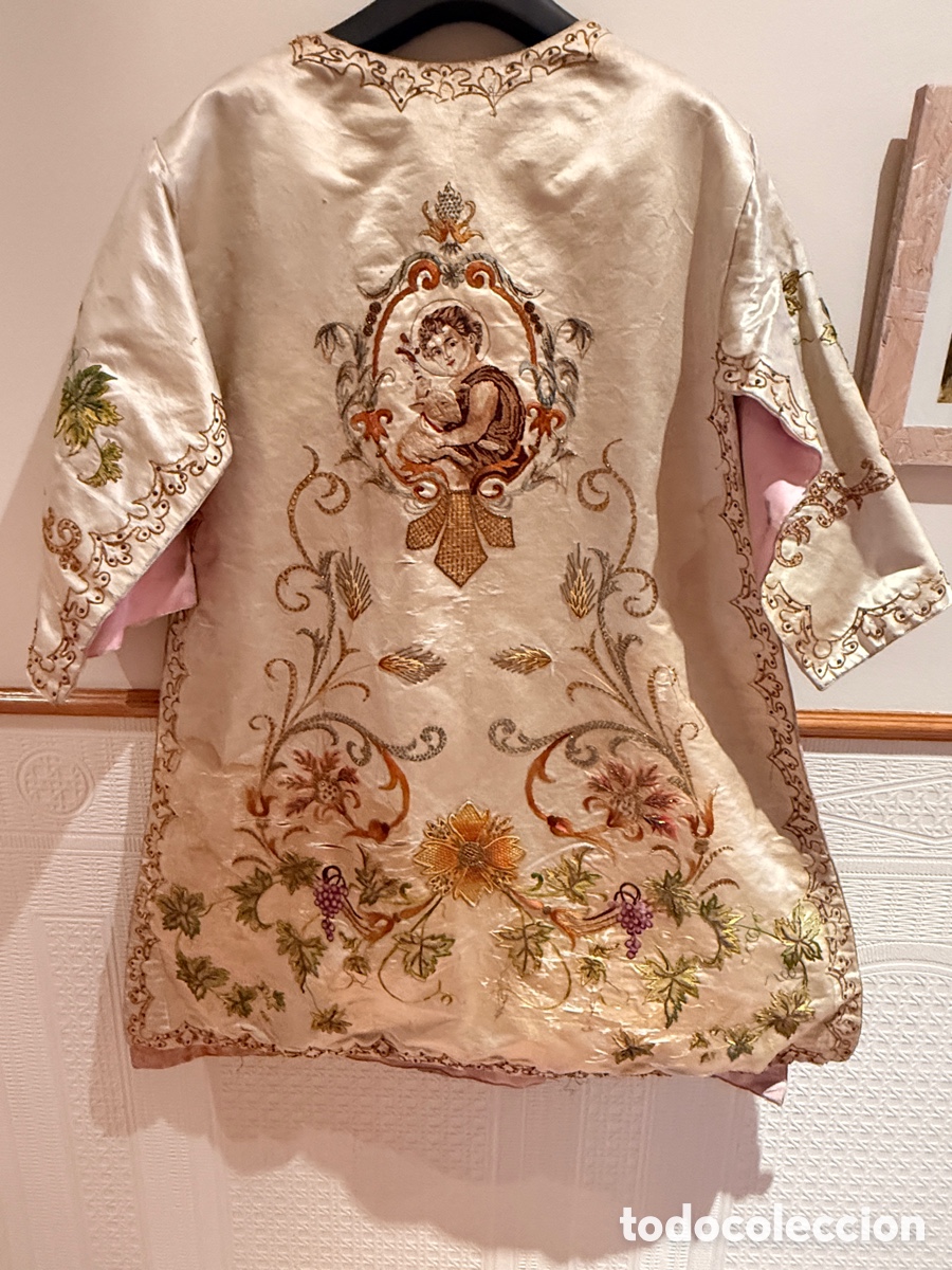 Antig&uuml;edades: Casulla sacerdote de tis&uacute; beige bordado en colores