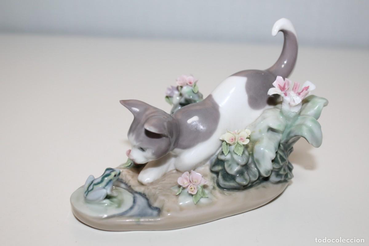 Antig&uuml;edades: FIGURA LLADRO DAISA GATO CON RANA Y FLORES - 1984