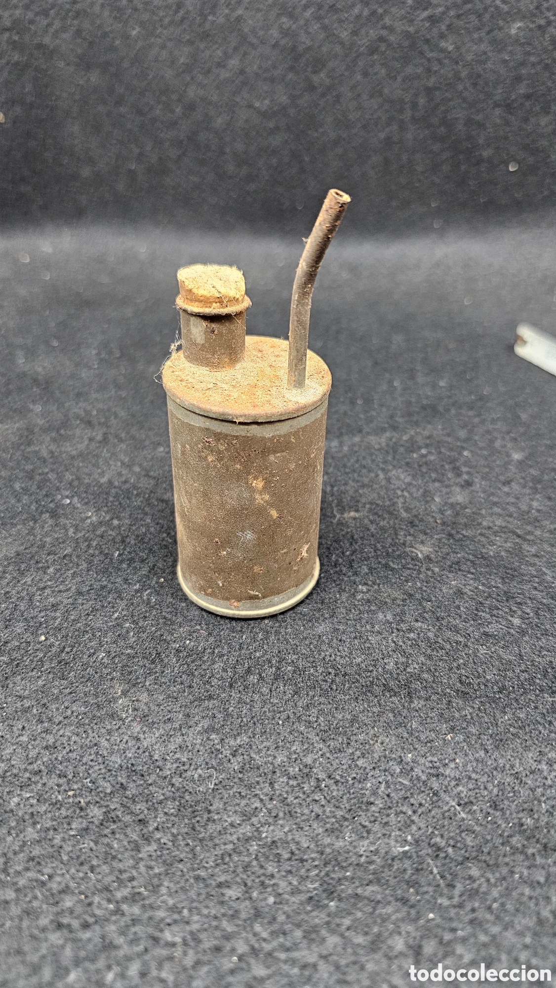 Antig&uuml;edades: Antigua aceitera de hojalata