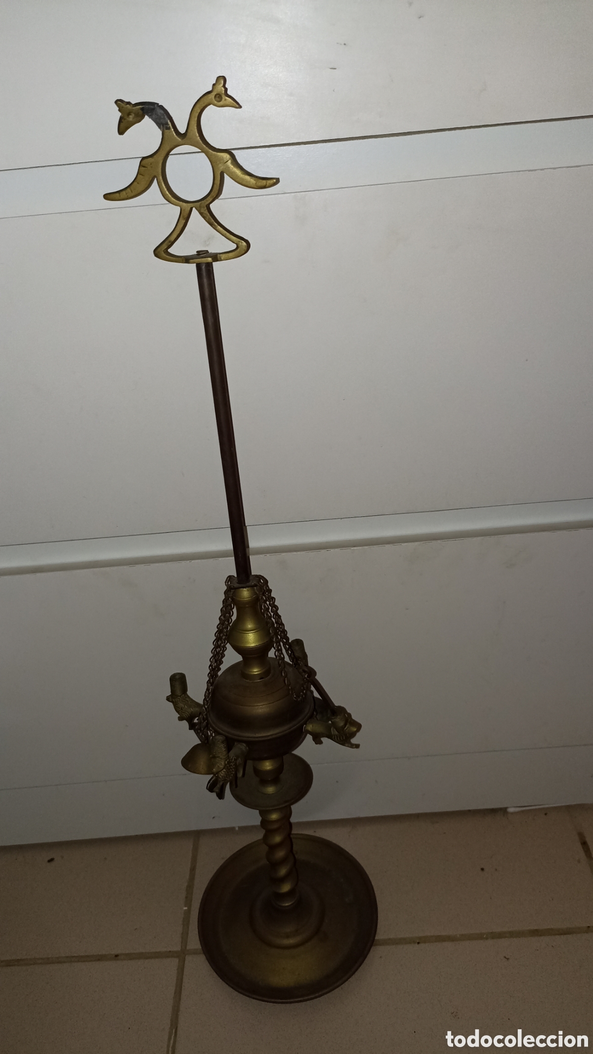 Antig&uuml;edades: Antiguo Candil de Aceite de Bronce / Lat&oacute;n de Pie &ndash; Lucerna Tradicional Completa con Accesorios 57cm