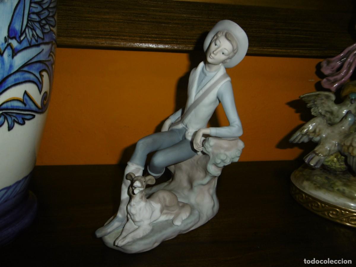 Antig&uuml;edades: FIGURA PORCELANA LLADR&Oacute;, DESCANSO PASTOR CON PERRO. ACABADO MATE.