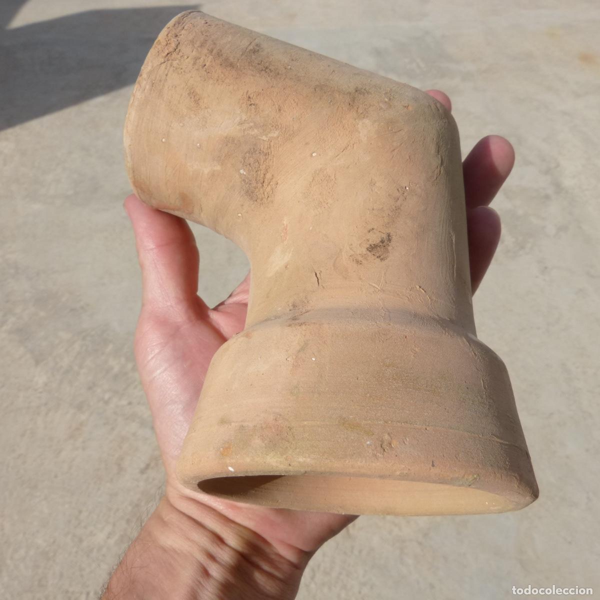 Antiquit&eacute;s: Antiguo codo de tuberia de ceramica, Orba?, 737gr. Boca ancha 10cm, estrecha 7.