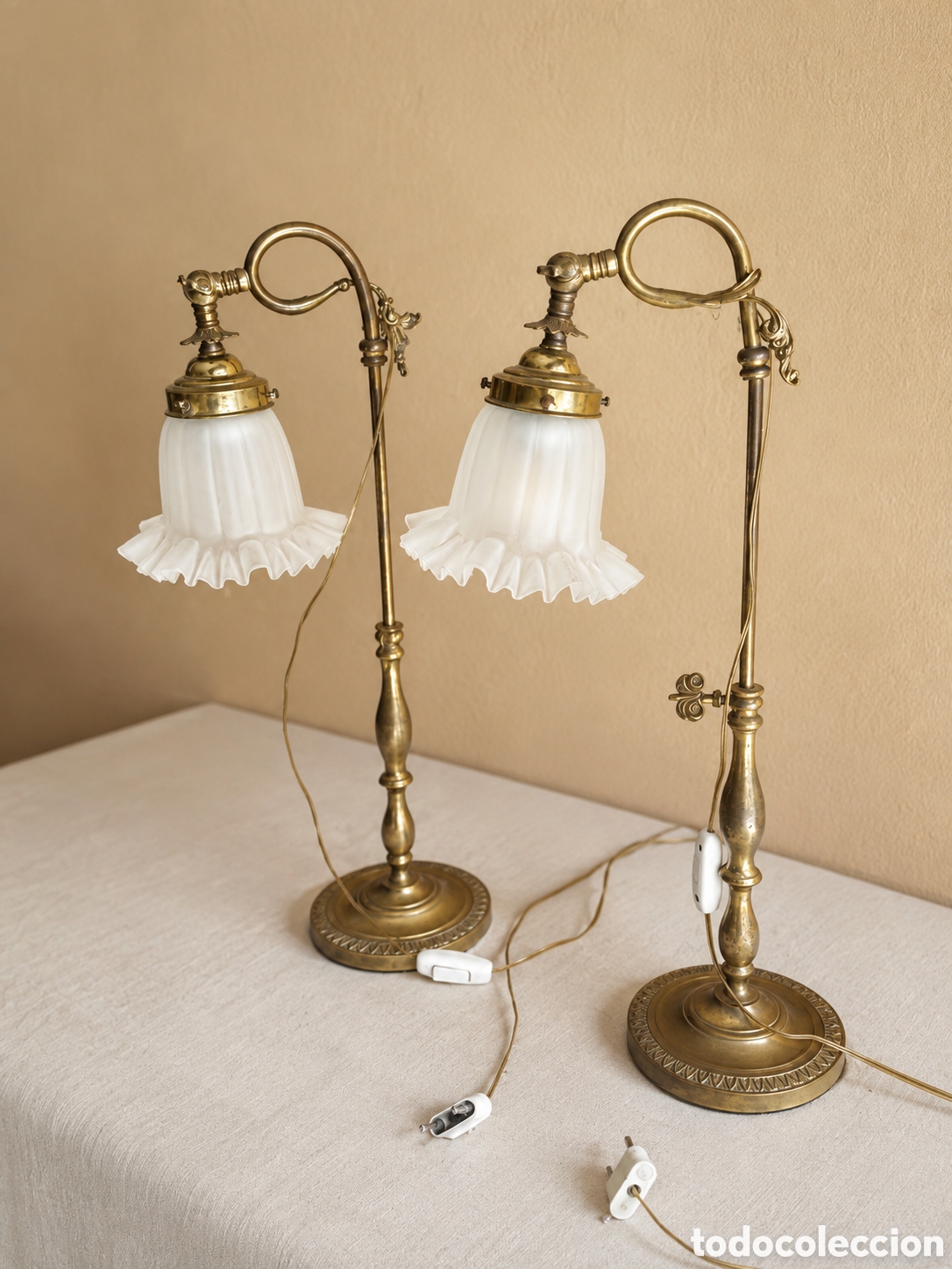 Antiguidades: PAREJA DE L&Aacute;MPARAS MODERNISTAS DE BRONCE CON TULIPAS ORIGINALES DE CRISTAL