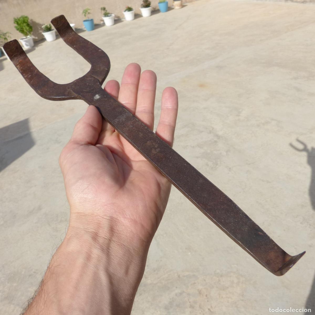 Antig&uuml;edades: Antigua palanca para abrir cajas de madera, forja, forma de herradura. 479gr, 37cm.