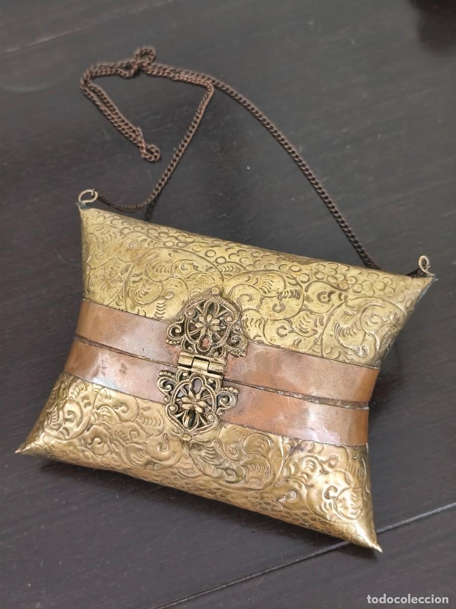 Antiques: Precioso &rdquo;Bolso Monedero&rdquo; en lat&oacute;n repujado.
