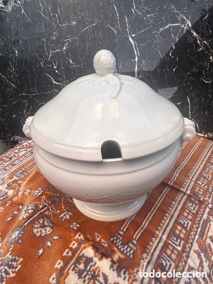 Antig&uuml;edades: sopera de loza blanca de la c&eacute;lebre f&aacute;brica Pickman - La Cartuja de Sevilla