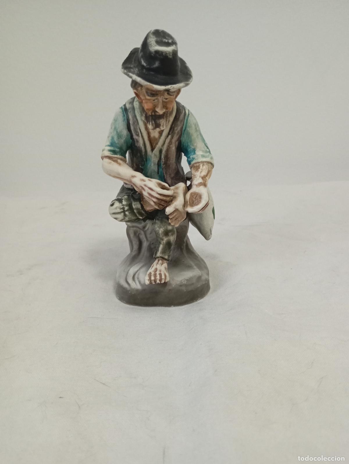 Antig&uuml;edades: Figura viejo descalzo con saco. Cer&aacute;mica portuguesa.