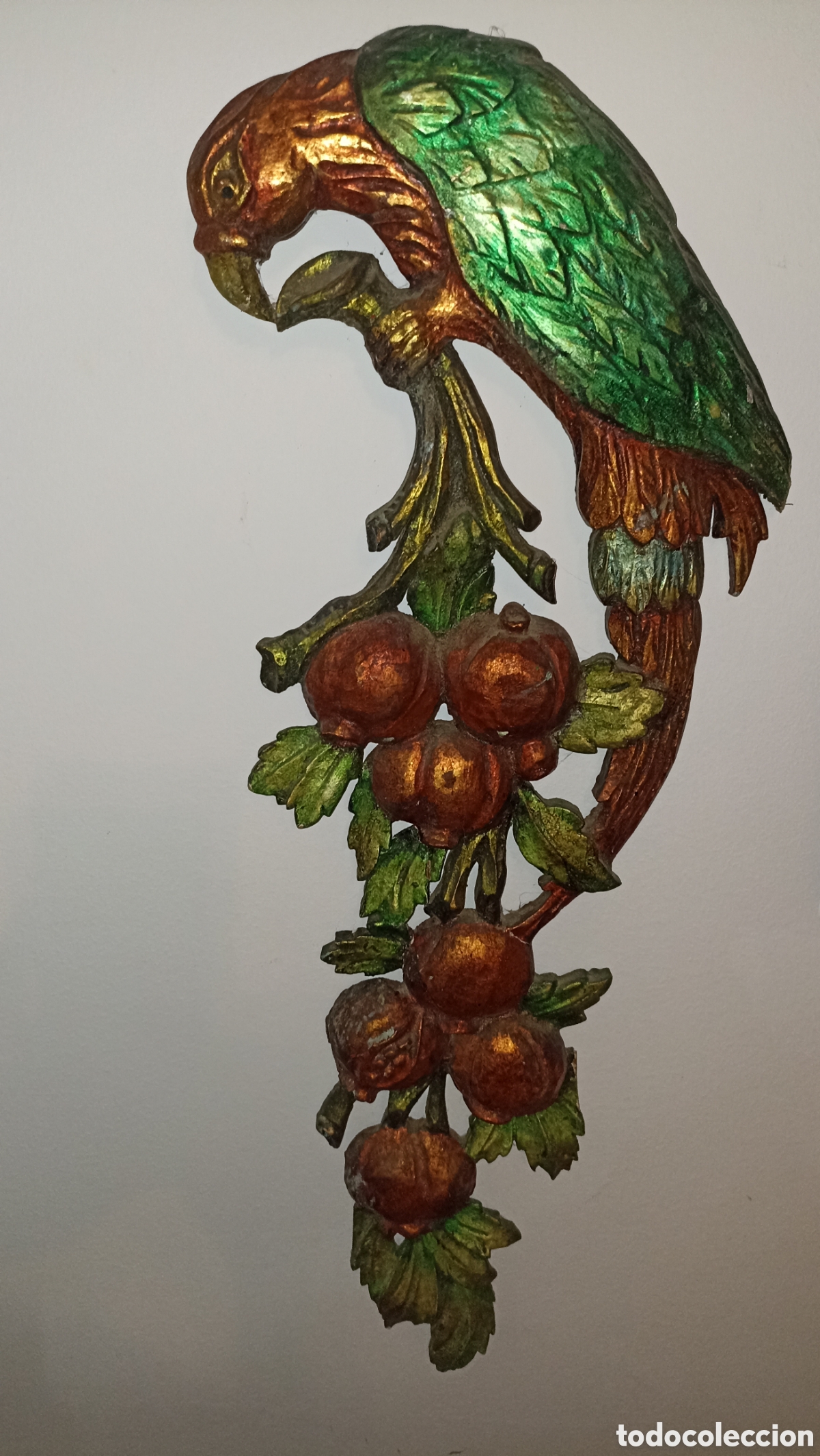 Antig&uuml;edades: Talla de madera decorativa vintage - Loro sobre guirnalda de granadas (Policromada) 50 cm aprox