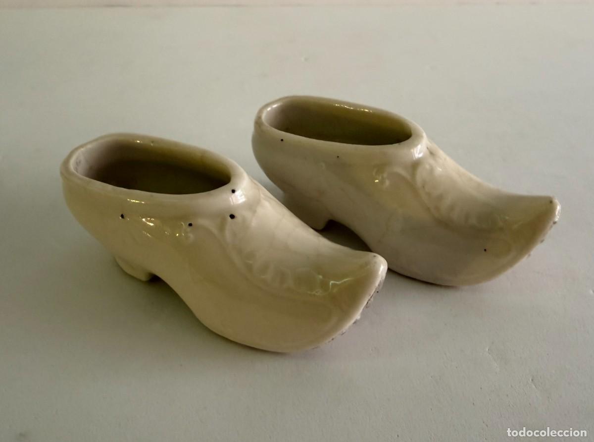 Antig&uuml;edades: Pareja de Zuecos en Loza Fina Vidriada con Relieve. Miniaturas Decorativas Vintage. C. 1950.