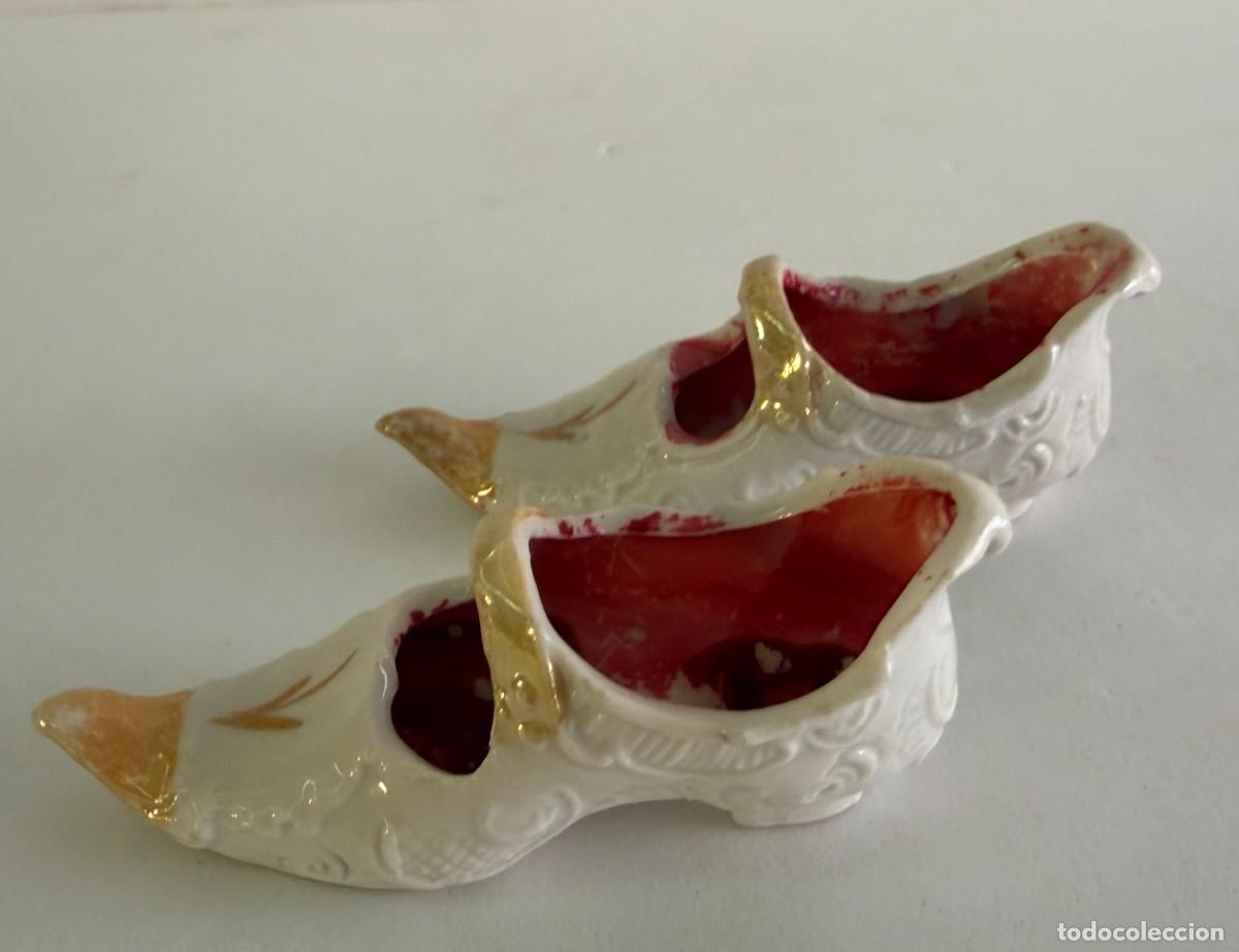Antig&uuml;edades: Pareja Babuchas Orientales en Porcelana y Dorado. Miniaturas Tocador / Vitrina. C. 1950