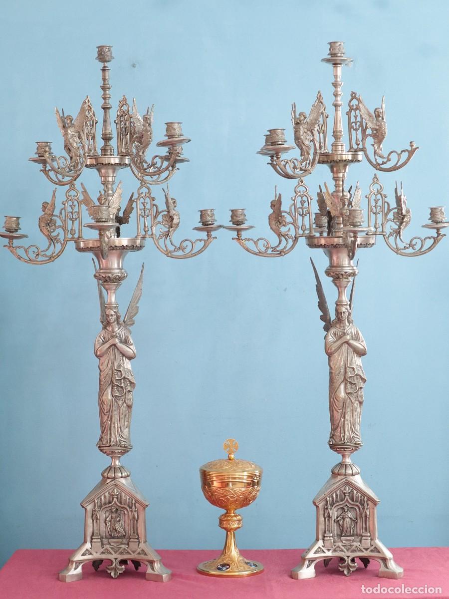 Antig&uuml;edades: Candelabros de nueve velas portadores de &aacute;ngeles. Meneses, 1920. Miden 108 cm de altura.