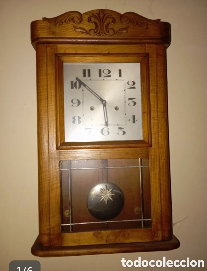 Antig&uuml;edades: Antiguo reloj de casta&ntilde;o con p&eacute;ndulo