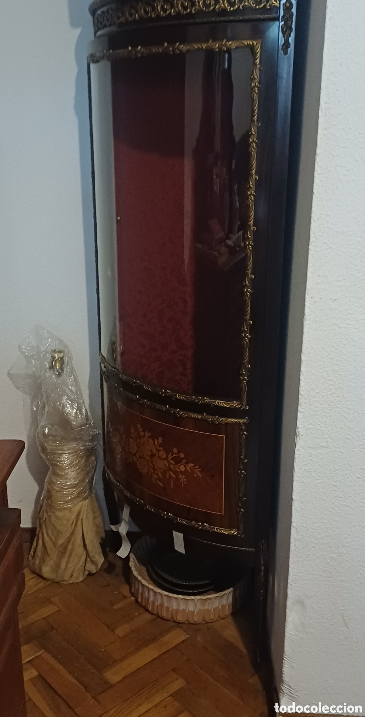 Antig&uuml;edades: Vitrina Rinconera Cl&aacute;sica de Madera Noble con Marqueter&iacute;a y Cristal Curvo