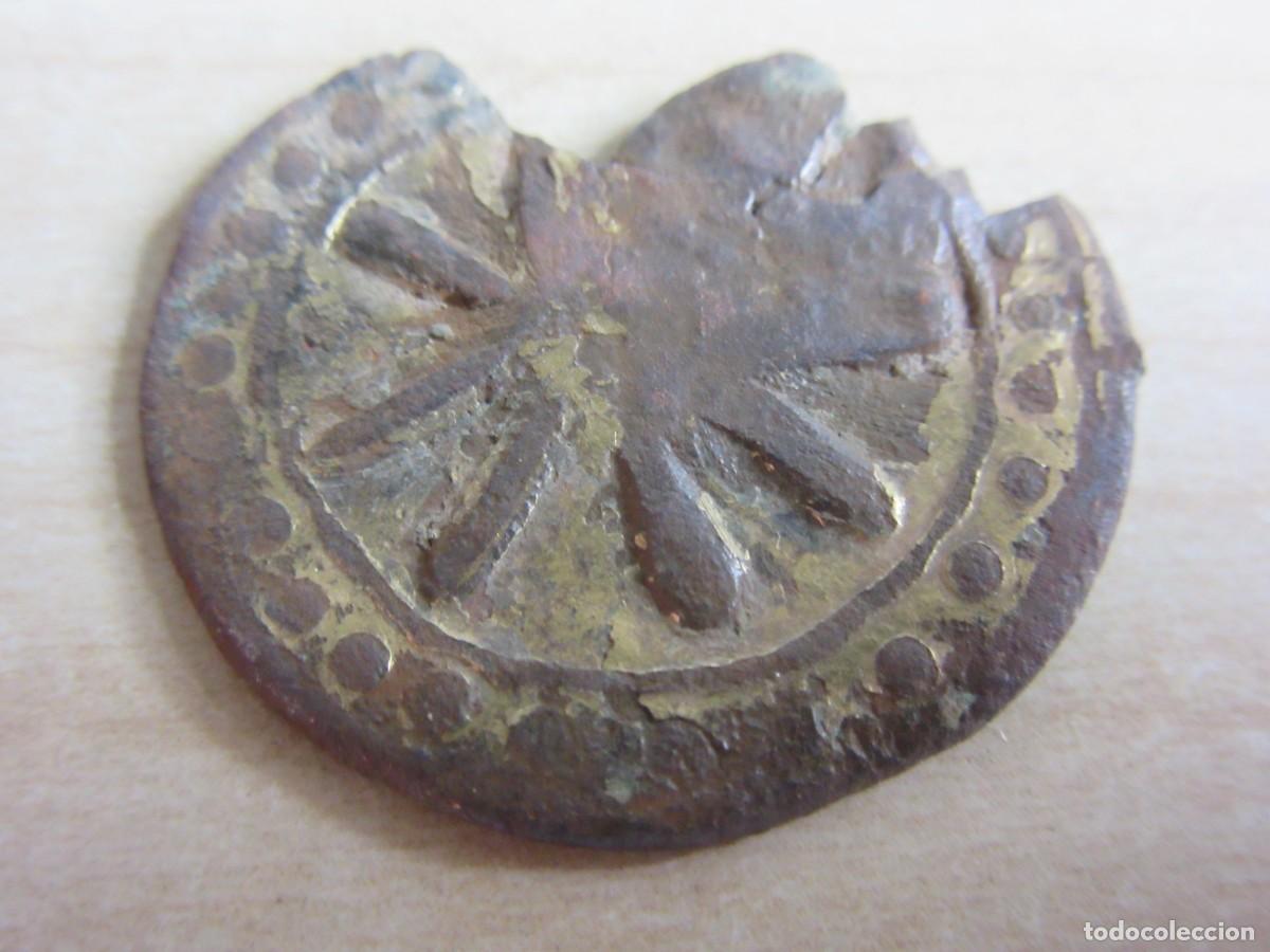 Antig&uuml;edades: Placa medieval con adorno de estrella Conserva parte dorado original Bronce Di&aacute;metro 2,9 cm
