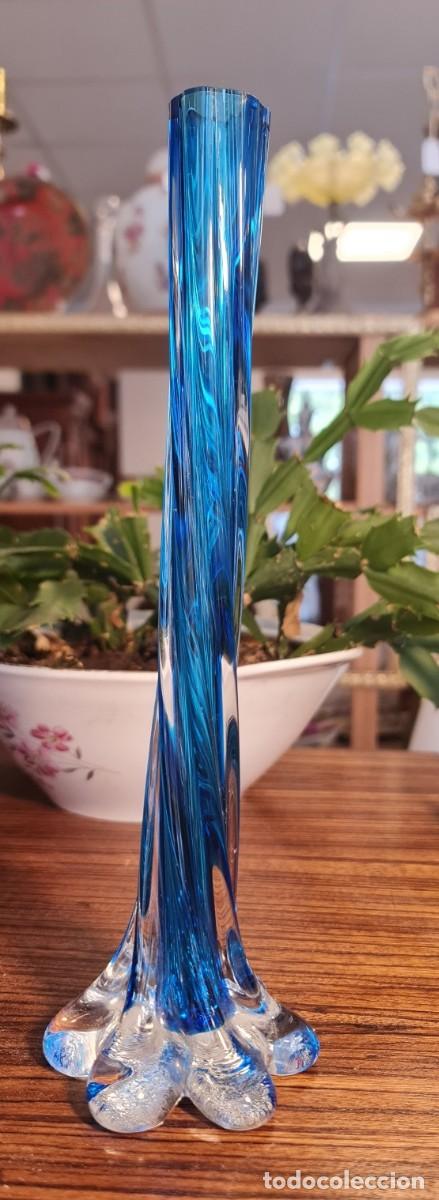 Antig&uuml;edades: Violetero (soliflore) de cristal soplado azul retorcido, estilo Murano, pie estrella, 30 cm