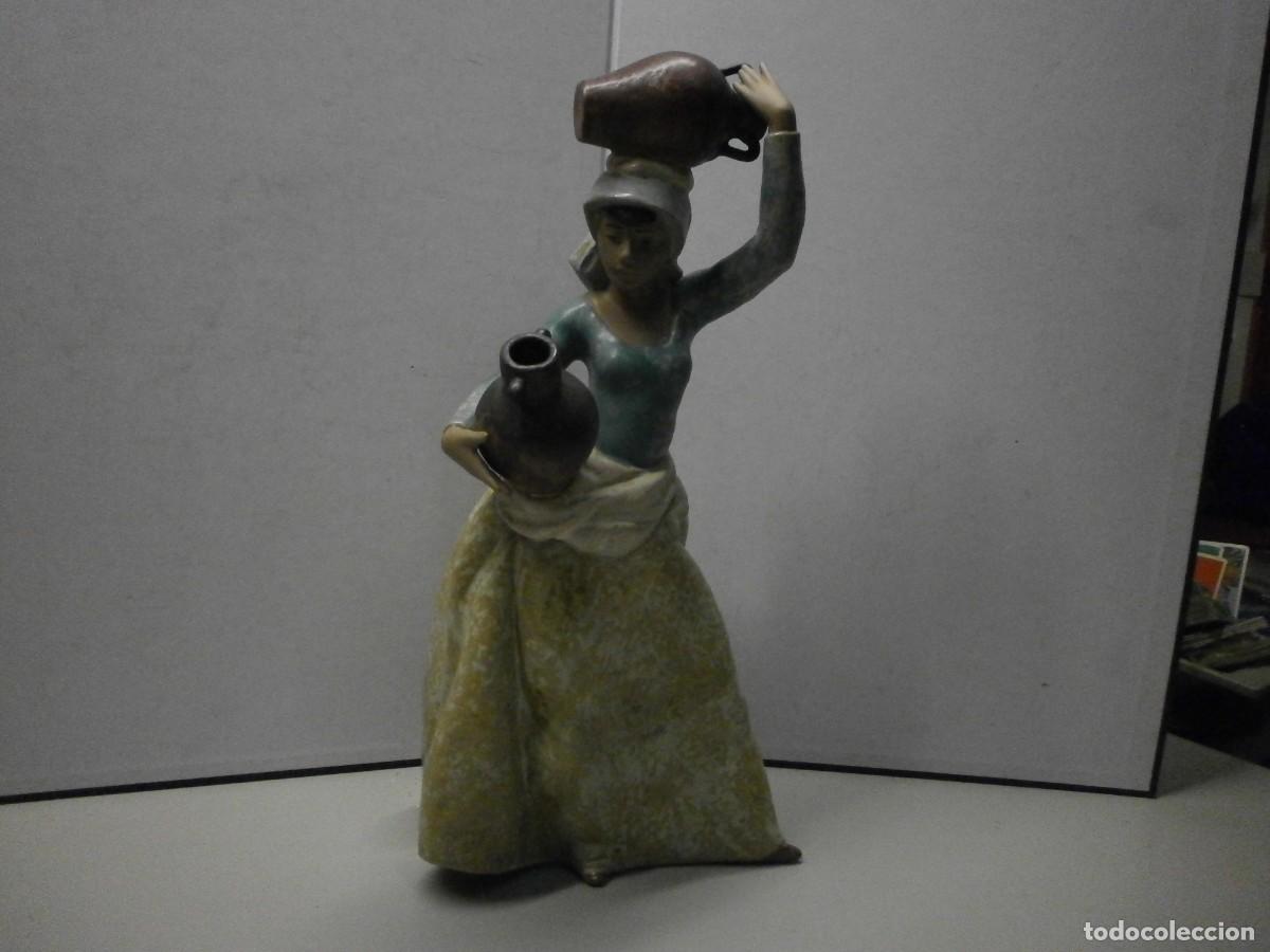 Antig&uuml;edades: figura lladr&oacute; joven con tinajas sellada y numerada en buen estado 32 cms