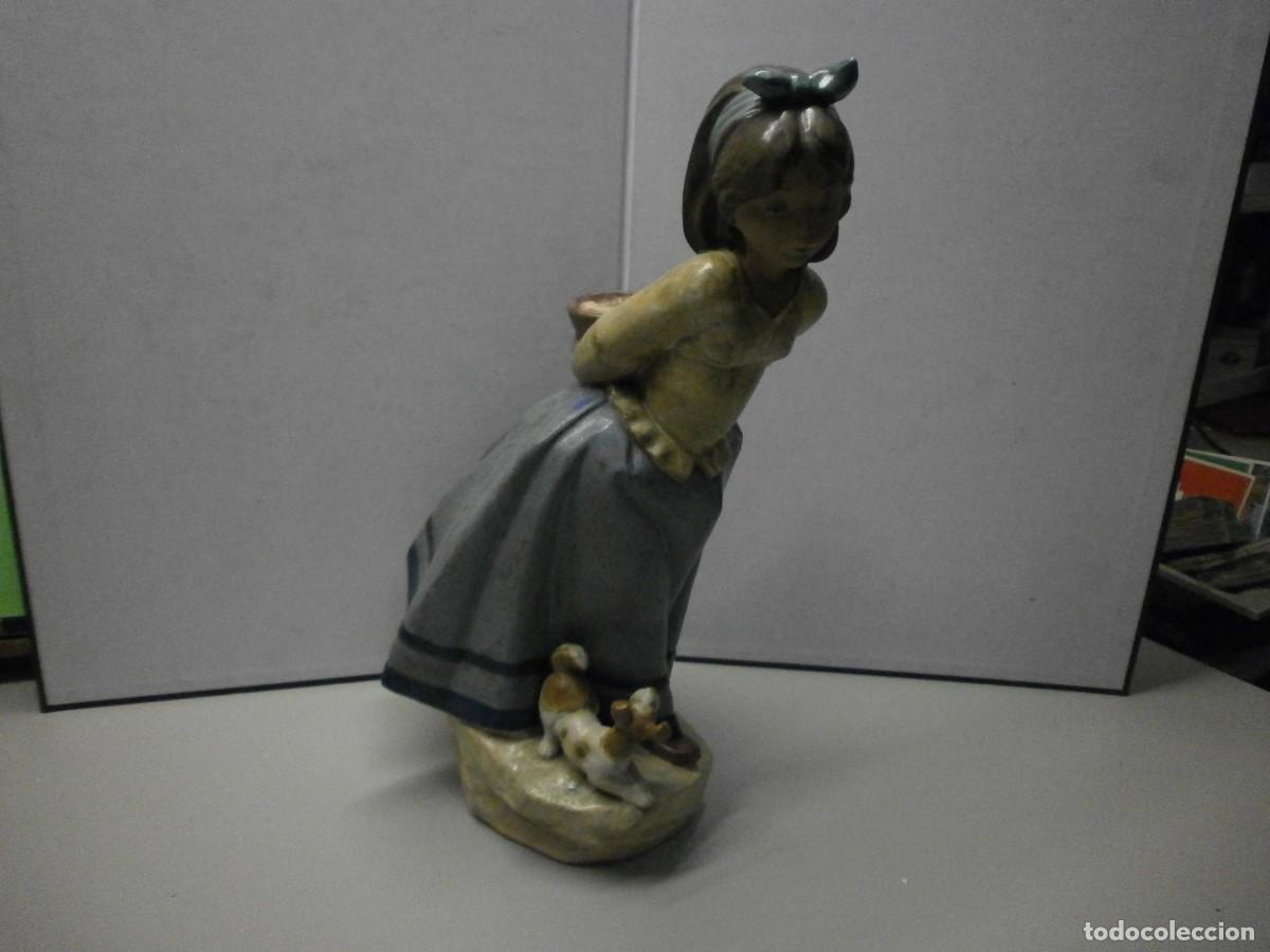 Antig&uuml;edades: figura lladr&oacute; ni&ntilde;a dando de comer al perro sellada y numerada en buen estado 32 cms